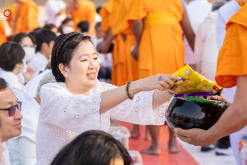 ภาพ No.193180:พิธีตักบาตรพระธรรมยาตรา ณ อนุสรณ์สถานคลองบางนางแท่น อ.สามพราน จ.นครปฐม ในโครงการธรรมยาตรา กตัญญูบูชา มหาปูชนียาจารย์ พระมงคลเทพมุนี(สด จนฺทสโร) พระผู้ปราบมาร อนุสรณ์สถาน 7 แห่ง ปีที่ 13 วันที่ 11 มกราคม พ.ศ.2568