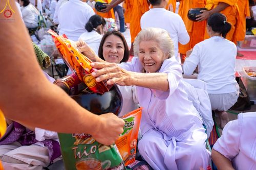 ภาพ No.193181:พิธีตักบาตรพระธรรมยาตรา ณ อนุสรณ์สถานคลองบางนางแท่น อ.สามพราน จ.นครปฐม ในโครงการธรรมยาตรา กตัญญูบูชา มหาปูชนียาจารย์ พระมงคลเทพมุนี(สด จนฺทสโร) พระผู้ปราบมาร อนุสรณ์สถาน 7 แห่ง ปีที่ 13 วันที่ 11 มกราคม พ.ศ.2568