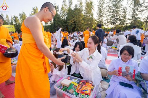 ภาพ No.193184:พิธีตักบาตรพระธรรมยาตรา ณ อนุสรณ์สถานคลองบางนางแท่น อ.สามพราน จ.นครปฐม ในโครงการธรรมยาตรา กตัญญูบูชา มหาปูชนียาจารย์ พระมงคลเทพมุนี(สด จนฺทสโร) พระผู้ปราบมาร อนุสรณ์สถาน 7 แห่ง ปีที่ 13 วันที่ 11 มกราคม พ.ศ.2568