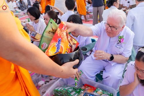 ภาพ No.193185:พิธีตักบาตรพระธรรมยาตรา ณ อนุสรณ์สถานคลองบางนางแท่น อ.สามพราน จ.นครปฐม ในโครงการธรรมยาตรา กตัญญูบูชา มหาปูชนียาจารย์ พระมงคลเทพมุนี(สด จนฺทสโร) พระผู้ปราบมาร อนุสรณ์สถาน 7 แห่ง ปีที่ 13 วันที่ 11 มกราคม พ.ศ.2568