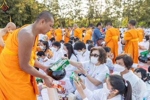 ภาพ No.193186:พิธีตักบาตรพระธรรมยาตรา ณ อนุสรณ์สถานคลองบางนางแท่น อ.สามพราน จ.นครปฐม ในโครงการธรรมยาตรา กตัญญูบูชา มหาปูชนียาจารย์ พระมงคลเทพมุนี(สด จนฺทสโร) พระผู้ปราบมาร อนุสรณ์สถาน 7 แห่ง ปีที่ 13 วันที่ 11 มกราคม พ.ศ.2568