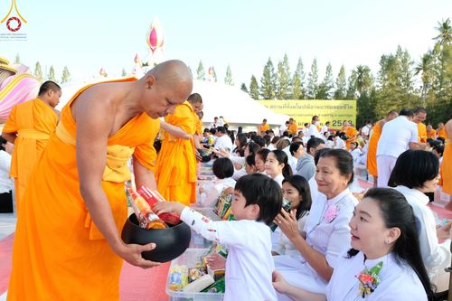 ภาพ No.193188:พิธีตักบาตรพระธรรมยาตรา ณ อนุสรณ์สถานคลองบางนางแท่น อ.สามพราน จ.นครปฐม ในโครงการธรรมยาตรา กตัญญูบูชา มหาปูชนียาจารย์ พระมงคลเทพมุนี(สด จนฺทสโร) พระผู้ปราบมาร อนุสรณ์สถาน 7 แห่ง ปีที่ 13 วันที่ 11 มกราคม พ.ศ.2568