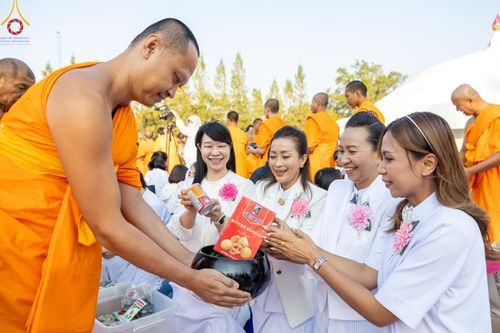 ภาพ No.193189:พิธีตักบาตรพระธรรมยาตรา ณ อนุสรณ์สถานคลองบางนางแท่น อ.สามพราน จ.นครปฐม ในโครงการธรรมยาตรา กตัญญูบูชา มหาปูชนียาจารย์ พระมงคลเทพมุนี(สด จนฺทสโร) พระผู้ปราบมาร อนุสรณ์สถาน 7 แห่ง ปีที่ 13 วันที่ 11 มกราคม พ.ศ.2568