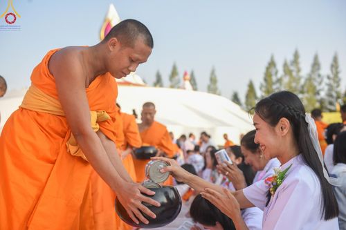 ภาพ No.193191:พิธีตักบาตรพระธรรมยาตรา ณ อนุสรณ์สถานคลองบางนางแท่น อ.สามพราน จ.นครปฐม ในโครงการธรรมยาตรา กตัญญูบูชา มหาปูชนียาจารย์ พระมงคลเทพมุนี(สด จนฺทสโร) พระผู้ปราบมาร อนุสรณ์สถาน 7 แห่ง ปีที่ 13 วันที่ 11 มกราคม พ.ศ.2568