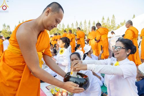 ภาพ No.193192:พิธีตักบาตรพระธรรมยาตรา ณ อนุสรณ์สถานคลองบางนางแท่น อ.สามพราน จ.นครปฐม ในโครงการธรรมยาตรา กตัญญูบูชา มหาปูชนียาจารย์ พระมงคลเทพมุนี(สด จนฺทสโร) พระผู้ปราบมาร อนุสรณ์สถาน 7 แห่ง ปีที่ 13 วันที่ 11 มกราคม พ.ศ.2568