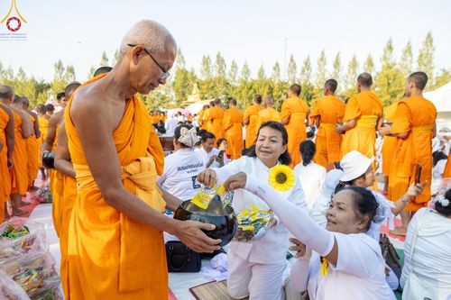 ภาพ No.193193:พิธีตักบาตรพระธรรมยาตรา ณ อนุสรณ์สถานคลองบางนางแท่น อ.สามพราน จ.นครปฐม ในโครงการธรรมยาตรา กตัญญูบูชา มหาปูชนียาจารย์ พระมงคลเทพมุนี(สด จนฺทสโร) พระผู้ปราบมาร อนุสรณ์สถาน 7 แห่ง ปีที่ 13 วันที่ 11 มกราคม พ.ศ.2568