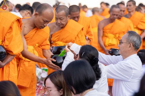 ภาพ No.193194:พิธีตักบาตรพระธรรมยาตรา ณ อนุสรณ์สถานคลองบางนางแท่น อ.สามพราน จ.นครปฐม ในโครงการธรรมยาตรา กตัญญูบูชา มหาปูชนียาจารย์ พระมงคลเทพมุนี(สด จนฺทสโร) พระผู้ปราบมาร อนุสรณ์สถาน 7 แห่ง ปีที่ 13 วันที่ 11 มกราคม พ.ศ.2568
