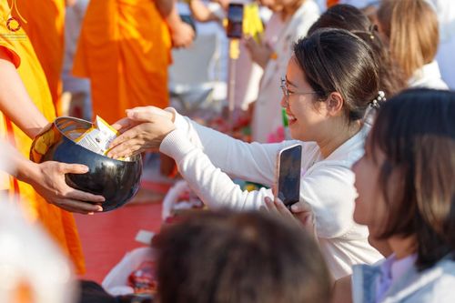 ภาพ No.193195:พิธีตักบาตรพระธรรมยาตรา ณ อนุสรณ์สถานคลองบางนางแท่น อ.สามพราน จ.นครปฐม ในโครงการธรรมยาตรา กตัญญูบูชา มหาปูชนียาจารย์ พระมงคลเทพมุนี(สด จนฺทสโร) พระผู้ปราบมาร อนุสรณ์สถาน 7 แห่ง ปีที่ 13 วันที่ 11 มกราคม พ.ศ.2568