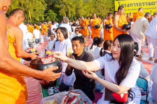 ภาพ No.193197:พิธีตักบาตรพระธรรมยาตรา ณ อนุสรณ์สถานคลองบางนางแท่น อ.สามพราน จ.นครปฐม ในโครงการธรรมยาตรา กตัญญูบูชา มหาปูชนียาจารย์ พระมงคลเทพมุนี(สด จนฺทสโร) พระผู้ปราบมาร อนุสรณ์สถาน 7 แห่ง ปีที่ 13 วันที่ 11 มกราคม พ.ศ.2568