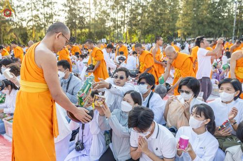 ภาพ No.193198:พิธีตักบาตรพระธรรมยาตรา ณ อนุสรณ์สถานคลองบางนางแท่น อ.สามพราน จ.นครปฐม ในโครงการธรรมยาตรา กตัญญูบูชา มหาปูชนียาจารย์ พระมงคลเทพมุนี(สด จนฺทสโร) พระผู้ปราบมาร อนุสรณ์สถาน 7 แห่ง ปีที่ 13 วันที่ 11 มกราคม พ.ศ.2568