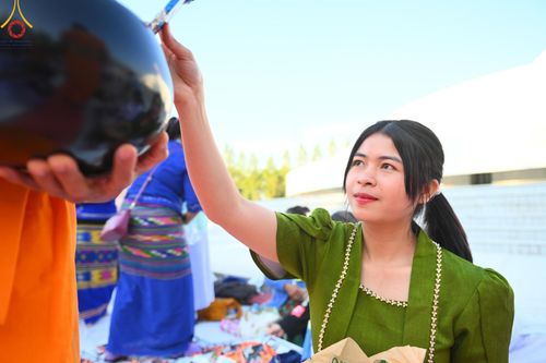 ภาพ No.193200:พิธีตักบาตรพระธรรมยาตรา ณ อนุสรณ์สถานคลองบางนางแท่น อ.สามพราน จ.นครปฐม ในโครงการธรรมยาตรา กตัญญูบูชา มหาปูชนียาจารย์ พระมงคลเทพมุนี(สด จนฺทสโร) พระผู้ปราบมาร อนุสรณ์สถาน 7 แห่ง ปีที่ 13 วันที่ 11 มกราคม พ.ศ.2568