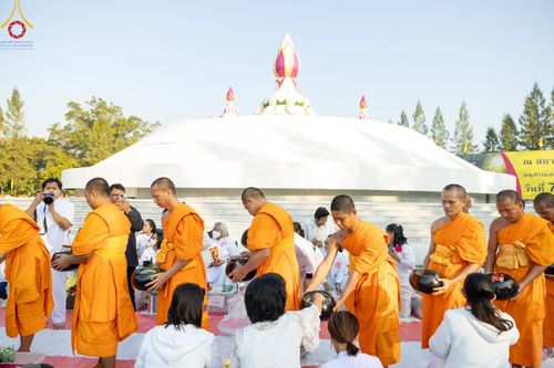 ภาพ No.193202:พิธีตักบาตรพระธรรมยาตรา ณ อนุสรณ์สถานคลองบางนางแท่น อ.สามพราน จ.นครปฐม ในโครงการธรรมยาตรา กตัญญูบูชา มหาปูชนียาจารย์ พระมงคลเทพมุนี(สด จนฺทสโร) พระผู้ปราบมาร อนุสรณ์สถาน 7 แห่ง ปีที่ 13 วันที่ 11 มกราคม พ.ศ.2568