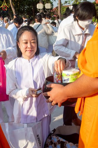 ภาพ No.193201:พิธีตักบาตรพระธรรมยาตรา ณ อนุสรณ์สถานคลองบางนางแท่น อ.สามพราน จ.นครปฐม ในโครงการธรรมยาตรา กตัญญูบูชา มหาปูชนียาจารย์ พระมงคลเทพมุนี(สด จนฺทสโร) พระผู้ปราบมาร อนุสรณ์สถาน 7 แห่ง ปีที่ 13 วันที่ 11 มกราคม พ.ศ.2568