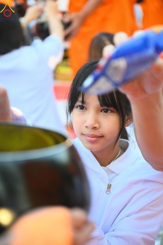 ภาพ No.193203:พิธีตักบาตรพระธรรมยาตรา ณ อนุสรณ์สถานคลองบางนางแท่น อ.สามพราน จ.นครปฐม ในโครงการธรรมยาตรา กตัญญูบูชา มหาปูชนียาจารย์ พระมงคลเทพมุนี(สด จนฺทสโร) พระผู้ปราบมาร อนุสรณ์สถาน 7 แห่ง ปีที่ 13 วันที่ 11 มกราคม พ.ศ.2568