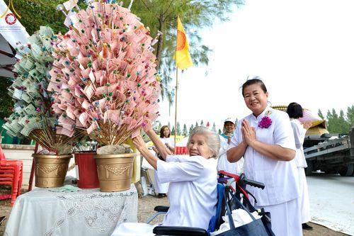 ภาพ No.193204:พิธีตักบาตรพระธรรมยาตรา ณ อนุสรณ์สถานคลองบางนางแท่น อ.สามพราน จ.นครปฐม ในโครงการธรรมยาตรา กตัญญูบูชา มหาปูชนียาจารย์ พระมงคลเทพมุนี(สด จนฺทสโร) พระผู้ปราบมาร อนุสรณ์สถาน 7 แห่ง ปีที่ 13 วันที่ 11 มกราคม พ.ศ.2568