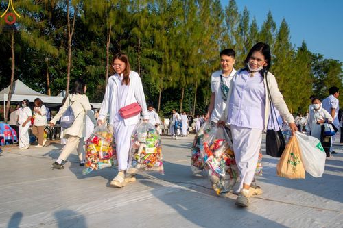 ภาพ No.193206:พิธีตักบาตรพระธรรมยาตรา ณ อนุสรณ์สถานคลองบางนางแท่น อ.สามพราน จ.นครปฐม ในโครงการธรรมยาตรา กตัญญูบูชา มหาปูชนียาจารย์ พระมงคลเทพมุนี(สด จนฺทสโร) พระผู้ปราบมาร อนุสรณ์สถาน 7 แห่ง ปีที่ 13 วันที่ 11 มกราคม พ.ศ.2568