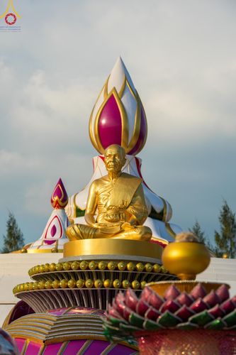 ภาพ No.194240:พิธีจุดประทีปถวายเป็นพุทธบูชา และบูชาธรรมมหาปูชนียาจารย์ ณ อนุสรณ์สถานคลองบางนางแท่น อ.สามพราน จ.นครปฐม ในโครงการธรรมยาตรา กตัญญูบูชา มหาปูชนียาจารย์ พระมงคลเทพมุนี(สด จนฺทสโร) พระผู้ปราบมาร อนุสรณ์สถาน 7 แห่ง ปีที่ 13 วันที่ 10 มกราคม พ.ศ. 2568