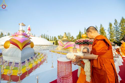 ภาพ No.194243:พิธีจุดประทีปถวายเป็นพุทธบูชา และบูชาธรรมมหาปูชนียาจารย์ ณ อนุสรณ์สถานคลองบางนางแท่น อ.สามพราน จ.นครปฐม ในโครงการธรรมยาตรา กตัญญูบูชา มหาปูชนียาจารย์ พระมงคลเทพมุนี(สด จนฺทสโร) พระผู้ปราบมาร อนุสรณ์สถาน 7 แห่ง ปีที่ 13 วันที่ 10 มกราคม พ.ศ. 2568
