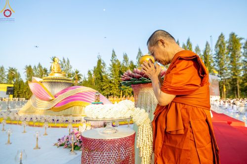 ภาพ No.194244:พิธีจุดประทีปถวายเป็นพุทธบูชา และบูชาธรรมมหาปูชนียาจารย์ ณ อนุสรณ์สถานคลองบางนางแท่น อ.สามพราน จ.นครปฐม ในโครงการธรรมยาตรา กตัญญูบูชา มหาปูชนียาจารย์ พระมงคลเทพมุนี(สด จนฺทสโร) พระผู้ปราบมาร อนุสรณ์สถาน 7 แห่ง ปีที่ 13 วันที่ 10 มกราคม พ.ศ. 2568