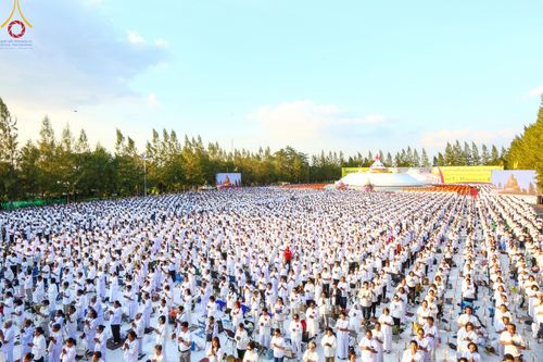 ภาพ No.194247:พิธีจุดประทีปถวายเป็นพุทธบูชา และบูชาธรรมมหาปูชนียาจารย์ ณ อนุสรณ์สถานคลองบางนางแท่น อ.สามพราน จ.นครปฐม ในโครงการธรรมยาตรา กตัญญูบูชา มหาปูชนียาจารย์ พระมงคลเทพมุนี(สด จนฺทสโร) พระผู้ปราบมาร อนุสรณ์สถาน 7 แห่ง ปีที่ 13 วันที่ 10 มกราคม พ.ศ. 2568
