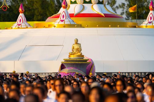 ภาพ No.194251:พิธีจุดประทีปถวายเป็นพุทธบูชา และบูชาธรรมมหาปูชนียาจารย์ ณ อนุสรณ์สถานคลองบางนางแท่น อ.สามพราน จ.นครปฐม ในโครงการธรรมยาตรา กตัญญูบูชา มหาปูชนียาจารย์ พระมงคลเทพมุนี(สด จนฺทสโร) พระผู้ปราบมาร อนุสรณ์สถาน 7 แห่ง ปีที่ 13 วันที่ 10 มกราคม พ.ศ. 2568