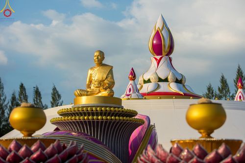 ภาพ No.194248:พิธีจุดประทีปถวายเป็นพุทธบูชา และบูชาธรรมมหาปูชนียาจารย์ ณ อนุสรณ์สถานคลองบางนางแท่น อ.สามพราน จ.นครปฐม ในโครงการธรรมยาตรา กตัญญูบูชา มหาปูชนียาจารย์ พระมงคลเทพมุนี(สด จนฺทสโร) พระผู้ปราบมาร อนุสรณ์สถาน 7 แห่ง ปีที่ 13 วันที่ 10 มกราคม พ.ศ. 2568