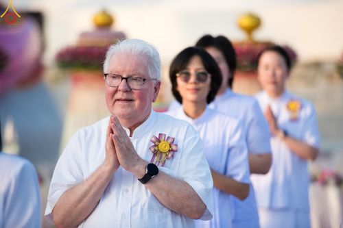 ภาพ No.194253:พิธีจุดประทีปถวายเป็นพุทธบูชา และบูชาธรรมมหาปูชนียาจารย์ ณ อนุสรณ์สถานคลองบางนางแท่น อ.สามพราน จ.นครปฐม ในโครงการธรรมยาตรา กตัญญูบูชา มหาปูชนียาจารย์ พระมงคลเทพมุนี(สด จนฺทสโร) พระผู้ปราบมาร อนุสรณ์สถาน 7 แห่ง ปีที่ 13 วันที่ 10 มกราคม พ.ศ. 2568