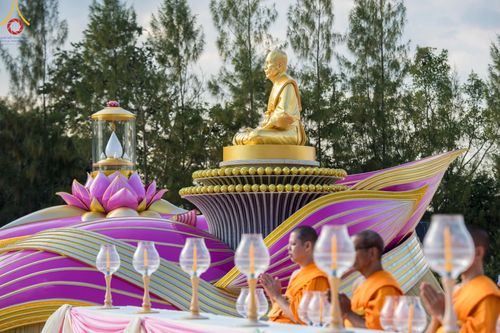 ภาพ No.194270:พิธีจุดประทีปถวายเป็นพุทธบูชา และบูชาธรรมมหาปูชนียาจารย์ ณ อนุสรณ์สถานคลองบางนางแท่น อ.สามพราน จ.นครปฐม ในโครงการธรรมยาตรา กตัญญูบูชา มหาปูชนียาจารย์ พระมงคลเทพมุนี(สด จนฺทสโร) พระผู้ปราบมาร อนุสรณ์สถาน 7 แห่ง ปีที่ 13 วันที่ 10 มกราคม พ.ศ. 2568