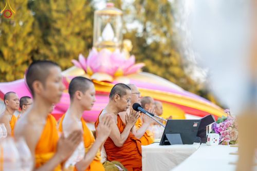 ภาพ No.194271:พิธีจุดประทีปถวายเป็นพุทธบูชา และบูชาธรรมมหาปูชนียาจารย์ ณ อนุสรณ์สถานคลองบางนางแท่น อ.สามพราน จ.นครปฐม ในโครงการธรรมยาตรา กตัญญูบูชา มหาปูชนียาจารย์ พระมงคลเทพมุนี(สด จนฺทสโร) พระผู้ปราบมาร อนุสรณ์สถาน 7 แห่ง ปีที่ 13 วันที่ 10 มกราคม พ.ศ. 2568