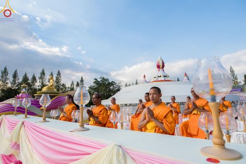 ภาพ No.194275:พิธีจุดประทีปถวายเป็นพุทธบูชา และบูชาธรรมมหาปูชนียาจารย์ ณ อนุสรณ์สถานคลองบางนางแท่น อ.สามพราน จ.นครปฐม ในโครงการธรรมยาตรา กตัญญูบูชา มหาปูชนียาจารย์ พระมงคลเทพมุนี(สด จนฺทสโร) พระผู้ปราบมาร อนุสรณ์สถาน 7 แห่ง ปีที่ 13 วันที่ 10 มกราคม พ.ศ. 2568