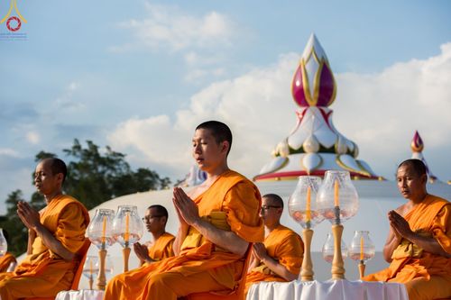 ภาพ No.194274:พิธีจุดประทีปถวายเป็นพุทธบูชา และบูชาธรรมมหาปูชนียาจารย์ ณ อนุสรณ์สถานคลองบางนางแท่น อ.สามพราน จ.นครปฐม ในโครงการธรรมยาตรา กตัญญูบูชา มหาปูชนียาจารย์ พระมงคลเทพมุนี(สด จนฺทสโร) พระผู้ปราบมาร อนุสรณ์สถาน 7 แห่ง ปีที่ 13 วันที่ 10 มกราคม พ.ศ. 2568