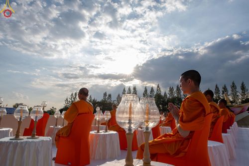 ภาพ No.194276:พิธีจุดประทีปถวายเป็นพุทธบูชา และบูชาธรรมมหาปูชนียาจารย์ ณ อนุสรณ์สถานคลองบางนางแท่น อ.สามพราน จ.นครปฐม ในโครงการธรรมยาตรา กตัญญูบูชา มหาปูชนียาจารย์ พระมงคลเทพมุนี(สด จนฺทสโร) พระผู้ปราบมาร อนุสรณ์สถาน 7 แห่ง ปีที่ 13 วันที่ 10 มกราคม พ.ศ. 2568