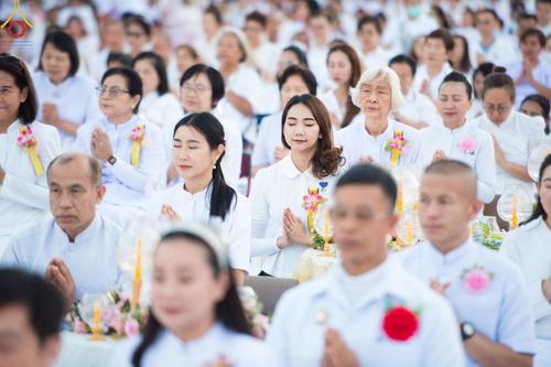 ภาพ No.194278:พิธีจุดประทีปถวายเป็นพุทธบูชา และบูชาธรรมมหาปูชนียาจารย์ ณ อนุสรณ์สถานคลองบางนางแท่น อ.สามพราน จ.นครปฐม ในโครงการธรรมยาตรา กตัญญูบูชา มหาปูชนียาจารย์ พระมงคลเทพมุนี(สด จนฺทสโร) พระผู้ปราบมาร อนุสรณ์สถาน 7 แห่ง ปีที่ 13 วันที่ 10 มกราคม พ.ศ. 2568