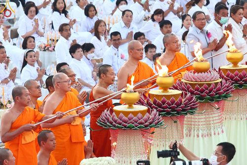 ภาพ No.194285:พิธีจุดประทีปถวายเป็นพุทธบูชา และบูชาธรรมมหาปูชนียาจารย์ ณ อนุสรณ์สถานคลองบางนางแท่น อ.สามพราน จ.นครปฐม ในโครงการธรรมยาตรา กตัญญูบูชา มหาปูชนียาจารย์ พระมงคลเทพมุนี(สด จนฺทสโร) พระผู้ปราบมาร อนุสรณ์สถาน 7 แห่ง ปีที่ 13 วันที่ 10 มกราคม พ.ศ. 2568