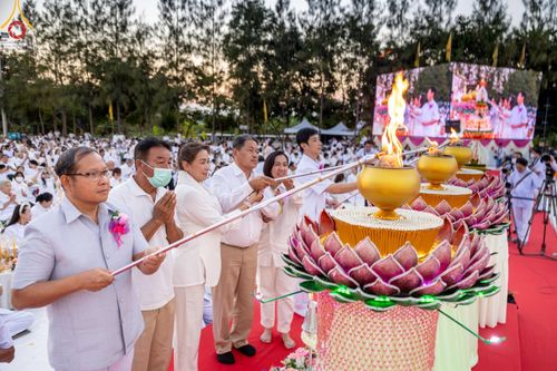 ภาพ No.194284:พิธีจุดประทีปถวายเป็นพุทธบูชา และบูชาธรรมมหาปูชนียาจารย์ ณ อนุสรณ์สถานคลองบางนางแท่น อ.สามพราน จ.นครปฐม ในโครงการธรรมยาตรา กตัญญูบูชา มหาปูชนียาจารย์ พระมงคลเทพมุนี(สด จนฺทสโร) พระผู้ปราบมาร อนุสรณ์สถาน 7 แห่ง ปีที่ 13 วันที่ 10 มกราคม พ.ศ. 2568