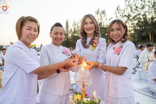 ภาพ No.194288:พิธีจุดประทีปถวายเป็นพุทธบูชา และบูชาธรรมมหาปูชนียาจารย์ ณ อนุสรณ์สถานคลองบางนางแท่น อ.สามพราน จ.นครปฐม ในโครงการธรรมยาตรา กตัญญูบูชา มหาปูชนียาจารย์ พระมงคลเทพมุนี(สด จนฺทสโร) พระผู้ปราบมาร อนุสรณ์สถาน 7 แห่ง ปีที่ 13 วันที่ 10 มกราคม พ.ศ. 2568