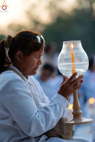ภาพ No.194298:พิธีจุดประทีปถวายเป็นพุทธบูชา และบูชาธรรมมหาปูชนียาจารย์ ณ อนุสรณ์สถานคลองบางนางแท่น อ.สามพราน จ.นครปฐม ในโครงการธรรมยาตรา กตัญญูบูชา มหาปูชนียาจารย์ พระมงคลเทพมุนี(สด จนฺทสโร) พระผู้ปราบมาร อนุสรณ์สถาน 7 แห่ง ปีที่ 13 วันที่ 10 มกราคม พ.ศ. 2568