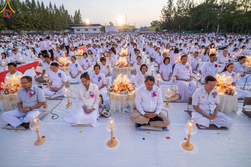 ภาพ No.194300:พิธีจุดประทีปถวายเป็นพุทธบูชา และบูชาธรรมมหาปูชนียาจารย์ ณ อนุสรณ์สถานคลองบางนางแท่น อ.สามพราน จ.นครปฐม ในโครงการธรรมยาตรา กตัญญูบูชา มหาปูชนียาจารย์ พระมงคลเทพมุนี(สด จนฺทสโร) พระผู้ปราบมาร อนุสรณ์สถาน 7 แห่ง ปีที่ 13 วันที่ 10 มกราคม พ.ศ. 2568