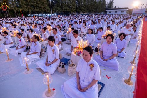 ภาพ No.194301:พิธีจุดประทีปถวายเป็นพุทธบูชา และบูชาธรรมมหาปูชนียาจารย์ ณ อนุสรณ์สถานคลองบางนางแท่น อ.สามพราน จ.นครปฐม ในโครงการธรรมยาตรา กตัญญูบูชา มหาปูชนียาจารย์ พระมงคลเทพมุนี(สด จนฺทสโร) พระผู้ปราบมาร อนุสรณ์สถาน 7 แห่ง ปีที่ 13 วันที่ 10 มกราคม พ.ศ. 2568