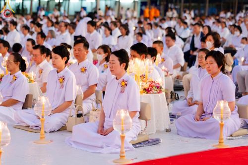 ภาพ No.194302:พิธีจุดประทีปถวายเป็นพุทธบูชา และบูชาธรรมมหาปูชนียาจารย์ ณ อนุสรณ์สถานคลองบางนางแท่น อ.สามพราน จ.นครปฐม ในโครงการธรรมยาตรา กตัญญูบูชา มหาปูชนียาจารย์ พระมงคลเทพมุนี(สด จนฺทสโร) พระผู้ปราบมาร อนุสรณ์สถาน 7 แห่ง ปีที่ 13 วันที่ 10 มกราคม พ.ศ. 2568