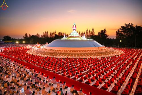 ภาพ No.194310:พิธีจุดประทีปถวายเป็นพุทธบูชา และบูชาธรรมมหาปูชนียาจารย์ ณ อนุสรณ์สถานคลองบางนางแท่น อ.สามพราน จ.นครปฐม ในโครงการธรรมยาตรา กตัญญูบูชา มหาปูชนียาจารย์ พระมงคลเทพมุนี(สด จนฺทสโร) พระผู้ปราบมาร อนุสรณ์สถาน 7 แห่ง ปีที่ 13 วันที่ 10 มกราคม พ.ศ. 2568