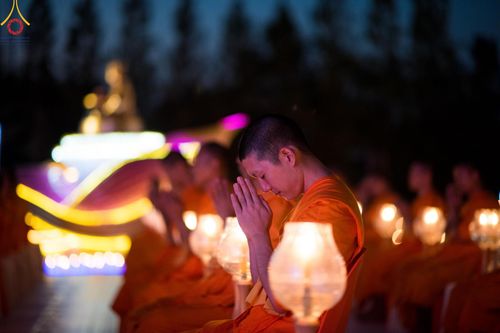 ภาพ No.194313:พิธีจุดประทีปถวายเป็นพุทธบูชา และบูชาธรรมมหาปูชนียาจารย์ ณ อนุสรณ์สถานคลองบางนางแท่น อ.สามพราน จ.นครปฐม ในโครงการธรรมยาตรา กตัญญูบูชา มหาปูชนียาจารย์ พระมงคลเทพมุนี(สด จนฺทสโร) พระผู้ปราบมาร อนุสรณ์สถาน 7 แห่ง ปีที่ 13 วันที่ 10 มกราคม พ.ศ. 2568