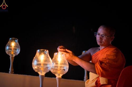 ภาพ No.194314:พิธีจุดประทีปถวายเป็นพุทธบูชา และบูชาธรรมมหาปูชนียาจารย์ ณ อนุสรณ์สถานคลองบางนางแท่น อ.สามพราน จ.นครปฐม ในโครงการธรรมยาตรา กตัญญูบูชา มหาปูชนียาจารย์ พระมงคลเทพมุนี(สด จนฺทสโร) พระผู้ปราบมาร อนุสรณ์สถาน 7 แห่ง ปีที่ 13 วันที่ 10 มกราคม พ.ศ. 2568
