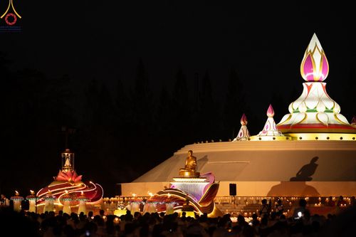 ภาพ No.194316:พิธีจุดประทีปถวายเป็นพุทธบูชา และบูชาธรรมมหาปูชนียาจารย์ ณ อนุสรณ์สถานคลองบางนางแท่น อ.สามพราน จ.นครปฐม ในโครงการธรรมยาตรา กตัญญูบูชา มหาปูชนียาจารย์ พระมงคลเทพมุนี(สด จนฺทสโร) พระผู้ปราบมาร อนุสรณ์สถาน 7 แห่ง ปีที่ 13 วันที่ 10 มกราคม พ.ศ. 2568