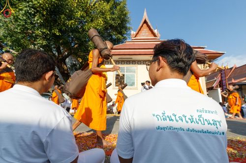 ภาพ No.196235:พิธีต้อนรับพระธรรมยาตรา ณ อนุสรณ์สถานลำดับที่ 4 สถานที่เกิดด้วยกายธรรม วัดโบสถ์(บน) ต.บางคูเวียง จ.นนทบุรี ในโครงการธรรมยาตรา กตัญญูบูชา มหาปูชนียาจารย์ พระมงคลเทพมุนี(สด จนฺทสโร) พระผู้ปราบมาร อนุสรณ์สถาน 7 แห่ง ปีที่ 13 วันที่ 15 มกราคม พ.ศ. 2568