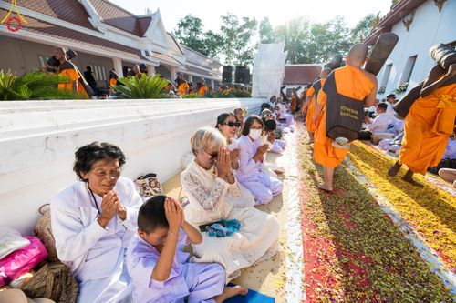 ภาพ No.196255:พิธีต้อนรับพระธรรมยาตรา ณ อนุสรณ์สถานลำดับที่ 4 สถานที่เกิดด้วยกายธรรม วัดโบสถ์(บน) ต.บางคูเวียง จ.นนทบุรี ในโครงการธรรมยาตรา กตัญญูบูชา มหาปูชนียาจารย์ พระมงคลเทพมุนี(สด จนฺทสโร) พระผู้ปราบมาร อนุสรณ์สถาน 7 แห่ง ปีที่ 13 วันที่ 15 มกราคม พ.ศ. 2568