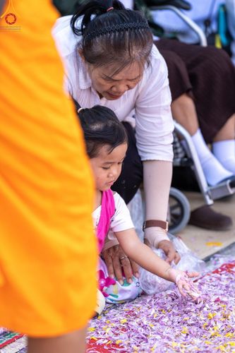 ภาพ No.196293:พิธีต้อนรับพระธรรมยาตรา ณ อนุสรณ์สถานลำดับที่ 4 สถานที่เกิดด้วยกายธรรม วัดโบสถ์(บน) ต.บางคูเวียง จ.นนทบุรี ในโครงการธรรมยาตรา กตัญญูบูชา มหาปูชนียาจารย์ พระมงคลเทพมุนี(สด จนฺทสโร) พระผู้ปราบมาร อนุสรณ์สถาน 7 แห่ง ปีที่ 13 วันที่ 15 มกราคม พ.ศ. 2568