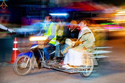 ภาพ No.196449:พิธีตักบาตรพระธรรมยาตรา ณ อนุสรณ์สถานลำดับที่ 3 สถานที่เกิดใหม่ในเพศสมณะ วัดสองพี่น้อง ต.ต้นตาล อ.สองพี่น้อง จ.สุพรรณบุรี ในโครงการธรรมยาตรา กตัญญูบูชา มหาปูชนียาจารย์ พระมงคลเทพมุนี(สด จนฺทสโร) พระผู้ปราบมาร ปีที่ 13 วันที่ 15 มกราคม พ.ศ.2568