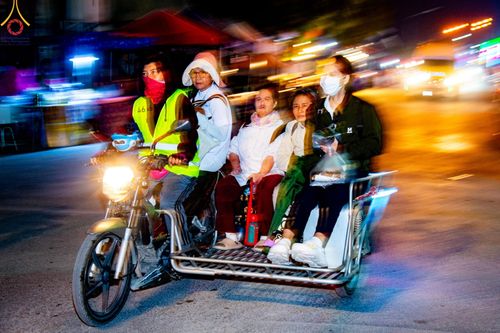 ภาพ No.196450:พิธีตักบาตรพระธรรมยาตรา ณ อนุสรณ์สถานลำดับที่ 3 สถานที่เกิดใหม่ในเพศสมณะ วัดสองพี่น้อง ต.ต้นตาล อ.สองพี่น้อง จ.สุพรรณบุรี ในโครงการธรรมยาตรา กตัญญูบูชา มหาปูชนียาจารย์ พระมงคลเทพมุนี(สด จนฺทสโร) พระผู้ปราบมาร ปีที่ 13 วันที่ 15 มกราคม พ.ศ.2568