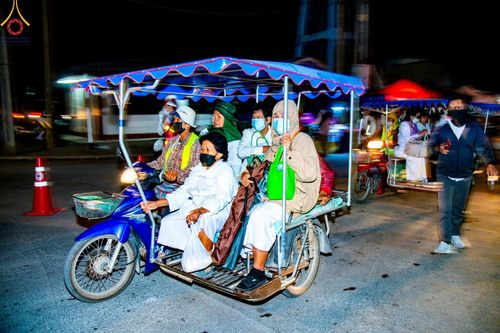 ภาพ No.196452:พิธีตักบาตรพระธรรมยาตรา ณ อนุสรณ์สถานลำดับที่ 3 สถานที่เกิดใหม่ในเพศสมณะ วัดสองพี่น้อง ต.ต้นตาล อ.สองพี่น้อง จ.สุพรรณบุรี ในโครงการธรรมยาตรา กตัญญูบูชา มหาปูชนียาจารย์ พระมงคลเทพมุนี(สด จนฺทสโร) พระผู้ปราบมาร ปีที่ 13 วันที่ 15 มกราคม พ.ศ.2568